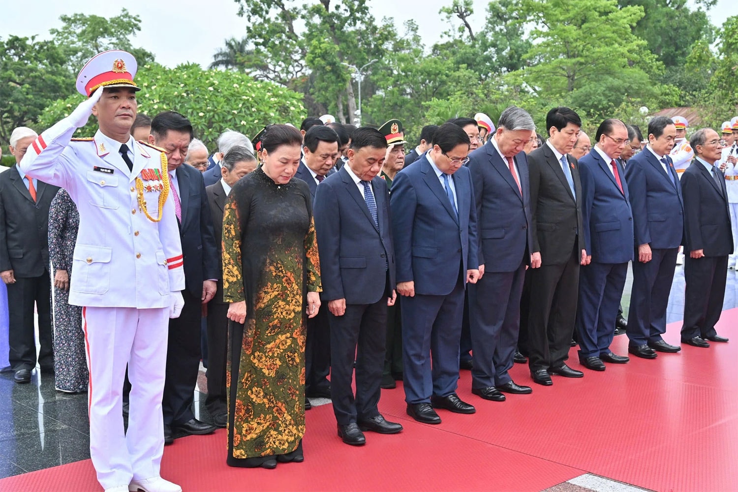 Lãnh đạo Đảng, Nhà nước dâng hoa tưởng niệm các anh hùng liệt sỹ. Ảnh: Quang Khánh
