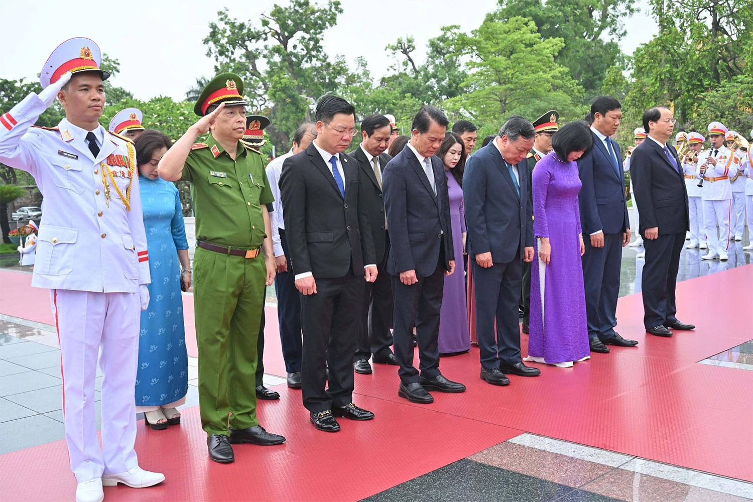Đoàn Đại biểu Hà Nội tưởng niệm các anh hùng liệt sỹ. Ảnh: Quang Khánh