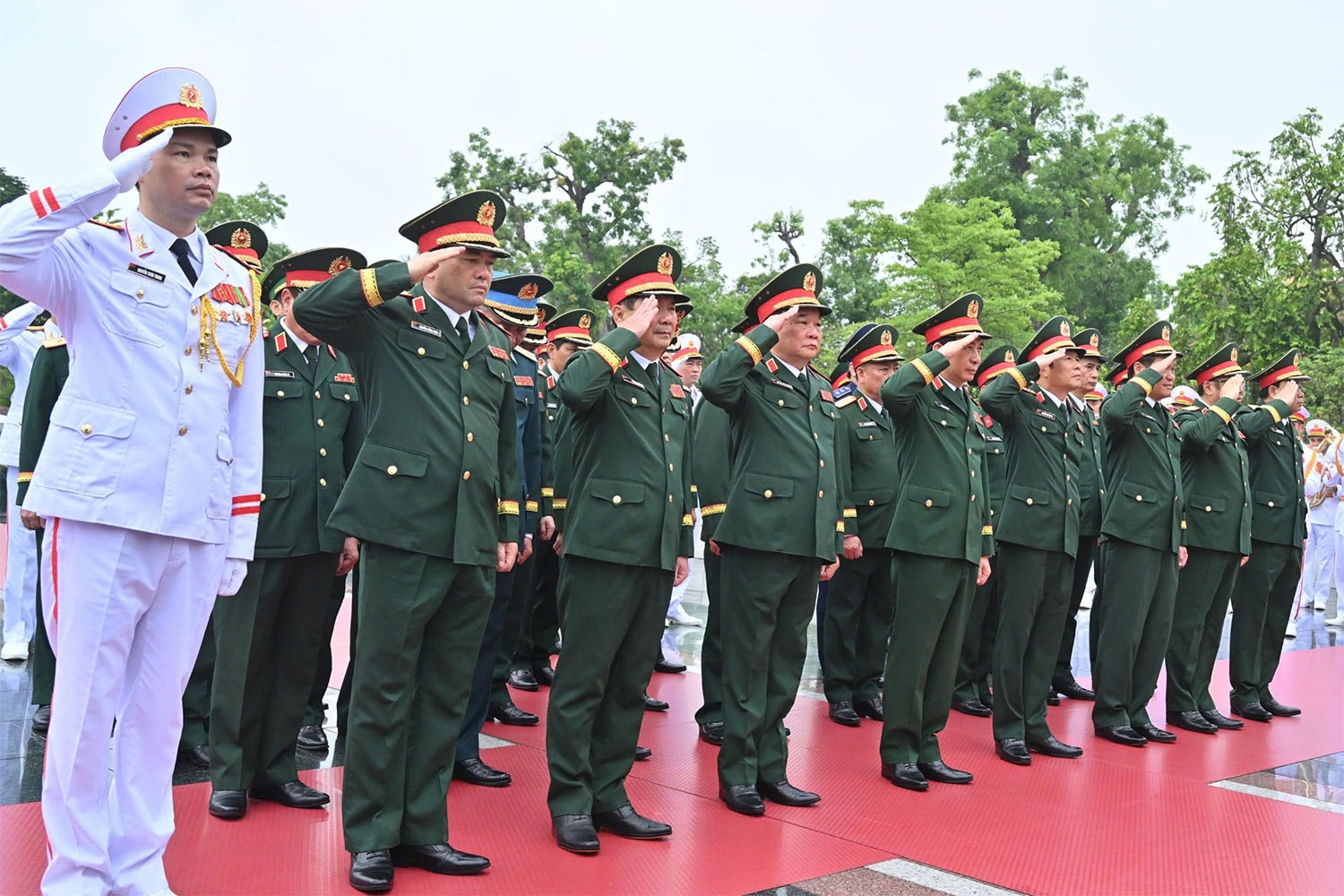 Đoàn đại biểu Bộ Quốc phòng tưởng niệm các anh hùng liệt sỹ. Ảnh: Quang Khánh
