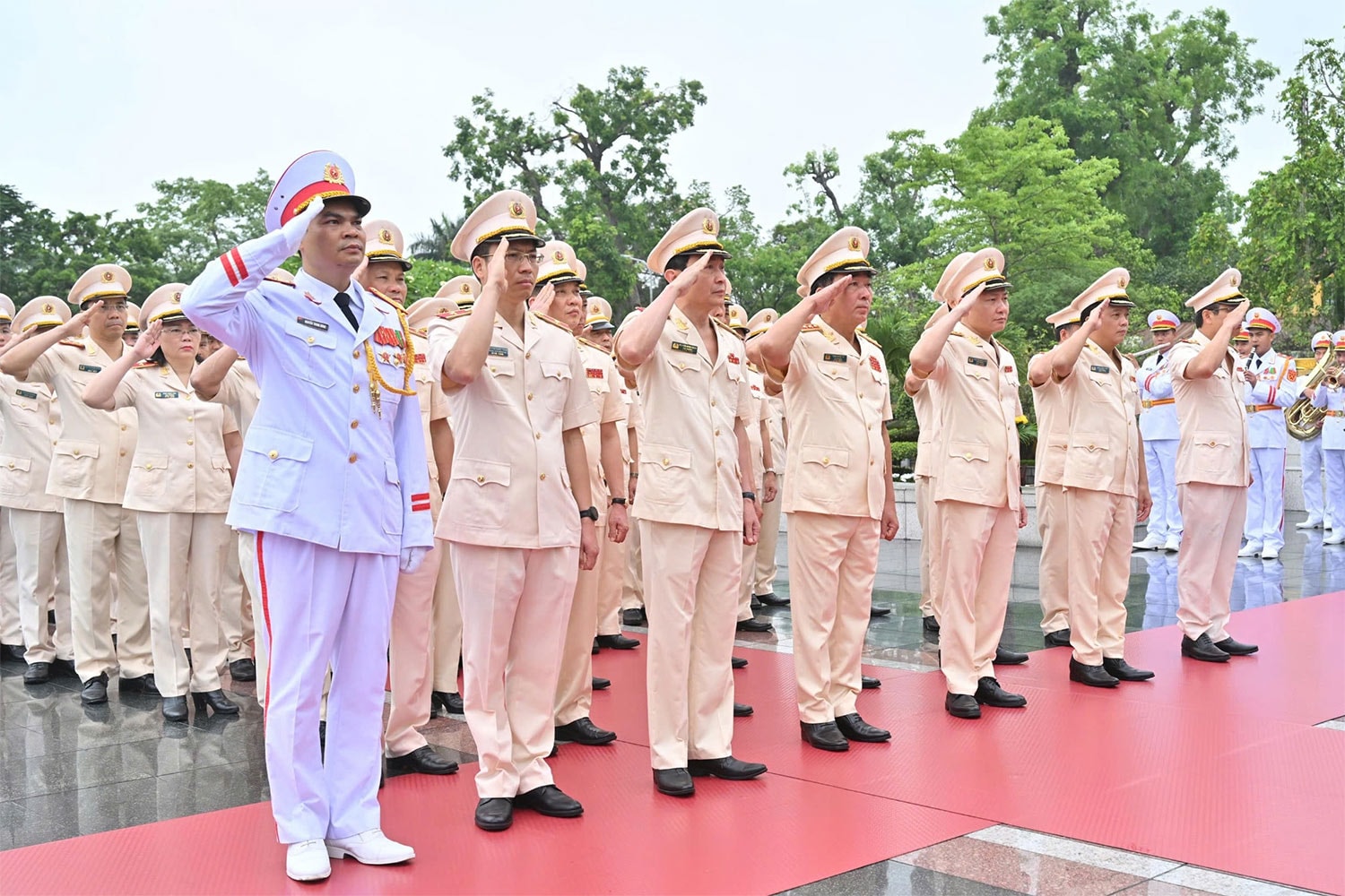 Đoàn Đại biểu Bộ Công an tưởng niệm các anh hùng liệt sỹ. Ảnh: Quang Khánh