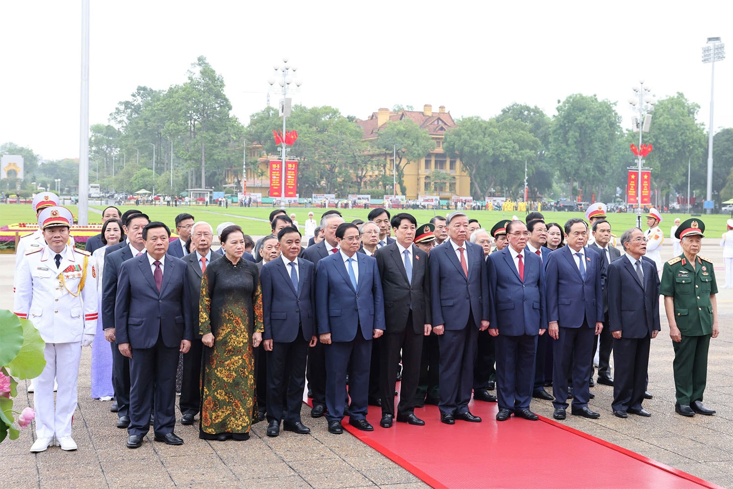 Tổng Bí thư Tô Lâm và các lãnh đạo Đảng nhà nước viếng Lăng Chủ tịch Hồ Chí Minh. Ảnh: Hồ Long
