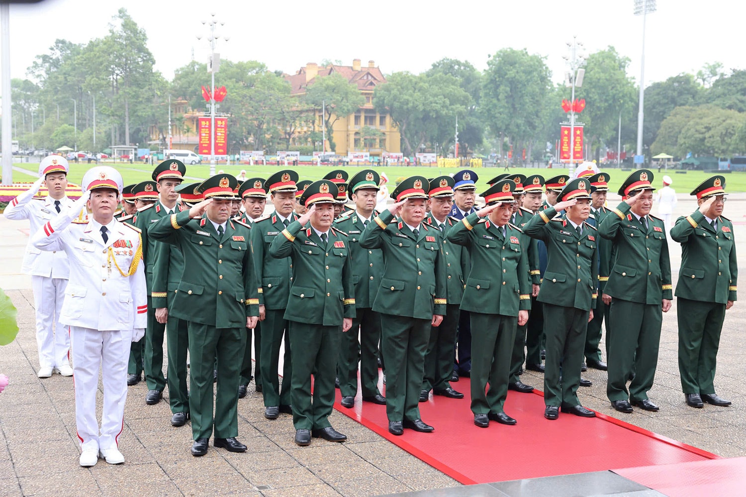 Đoàn đại biểu Bộ Quốc phòng viếng Lăng Chủ tịch Hồ Chí Minh. Ảnh: Hồ Long