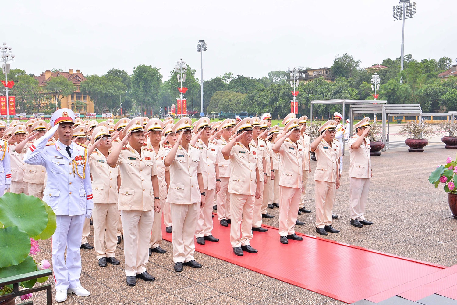 Đoàn Đại biểu Bộ Công an viếng Lăng Chủ tịch Hồ Chí Minh. Ảnh: Hồ Long