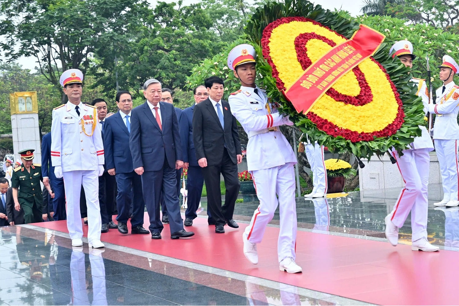 Lãnh đạo Đảng, Nhà nước dâng hoa tưởng niệm các anh hùng liệt sỹ. Ảnh: Quang Khánh