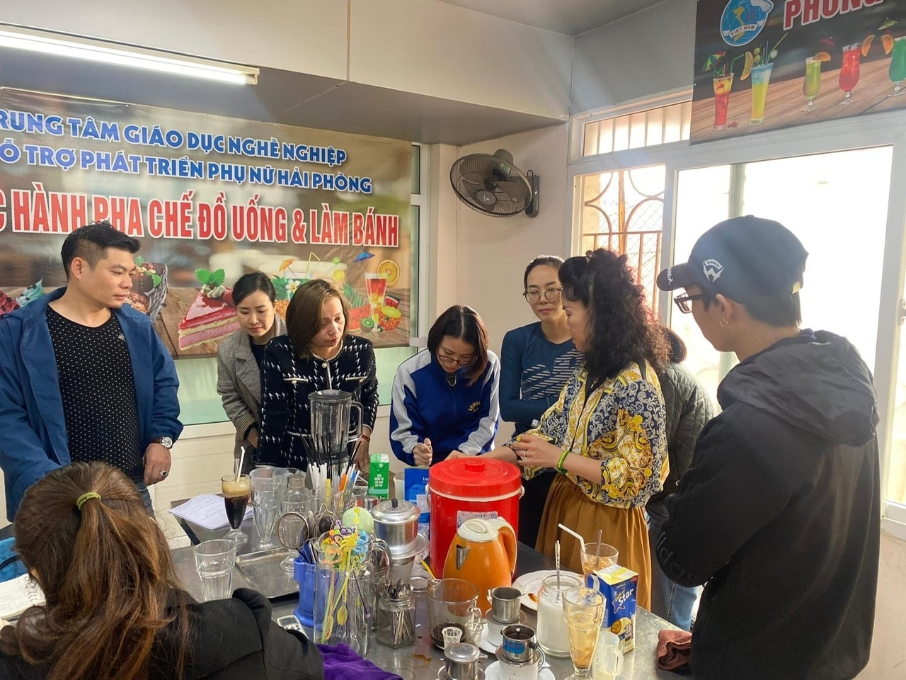 Ảnh 1- Trung tâm dịch vụ việc làm Hải Phòng phối hợp với cơ sở giáo dục nghề nghiệp mở lớp học nghề miễn phí về kỹ thuật pha chế đồ uống. Ảnh CES