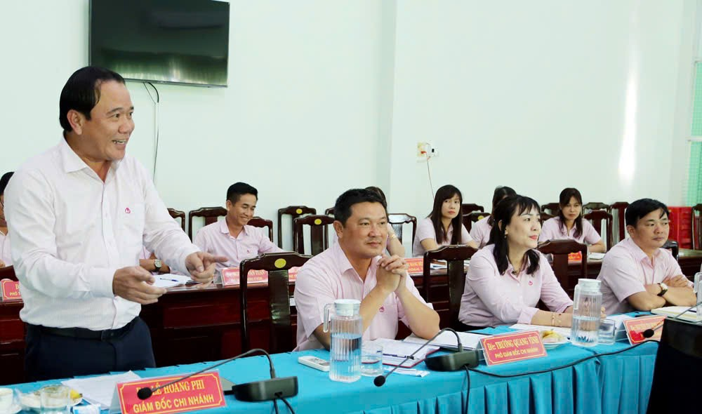 Lãnh đạo Chi nhánh NHCSXH tỉnh Trà Vinh phát biểulàm rõ một số nội dung Đoàn giám sát quan tâm. Ảnh: V. Toàn