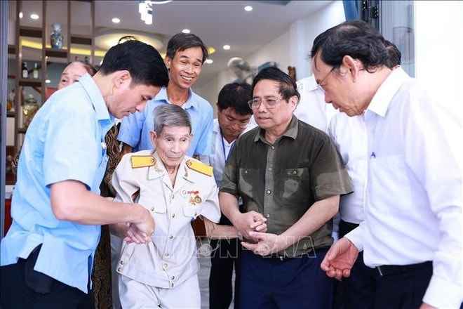 Prime Minister Pham Minh Chinh visits and presents gifts to war veteran Nguyen Xuan Vien, a former Con Dao prisoner. (Photo: VNA) uuid3d09f42dd8-7526-467c-9350-bc2dc146f81e26code3d00126library3d126type3d126mode3d126loc3dtrue26cap3dtrue.jpg
