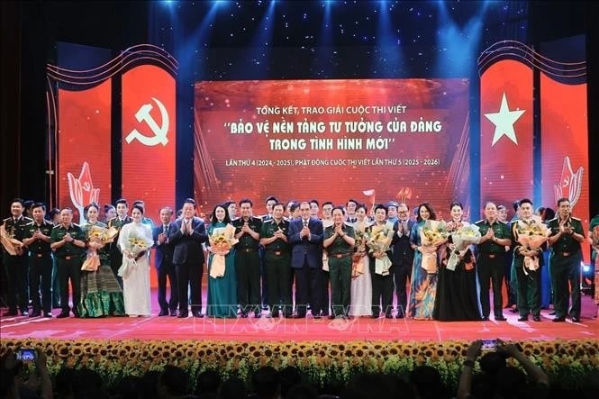 A group photo taken at the May 15 awards ceremony of the 4th national writing contest on defending the ideological foundation of the Party in the new context. (Photo: VNA)