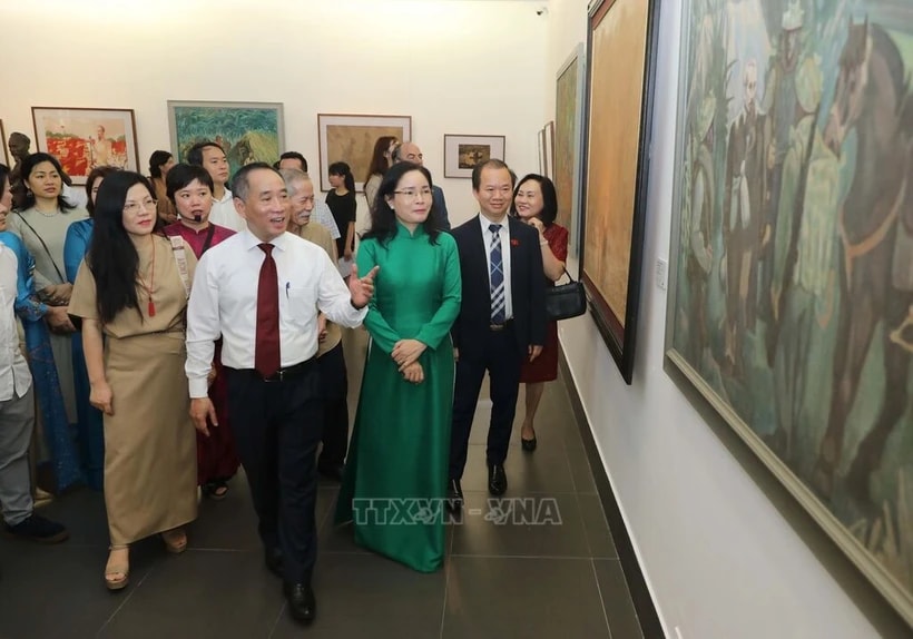 Delegates visit the exhibition (Photo: VNA)