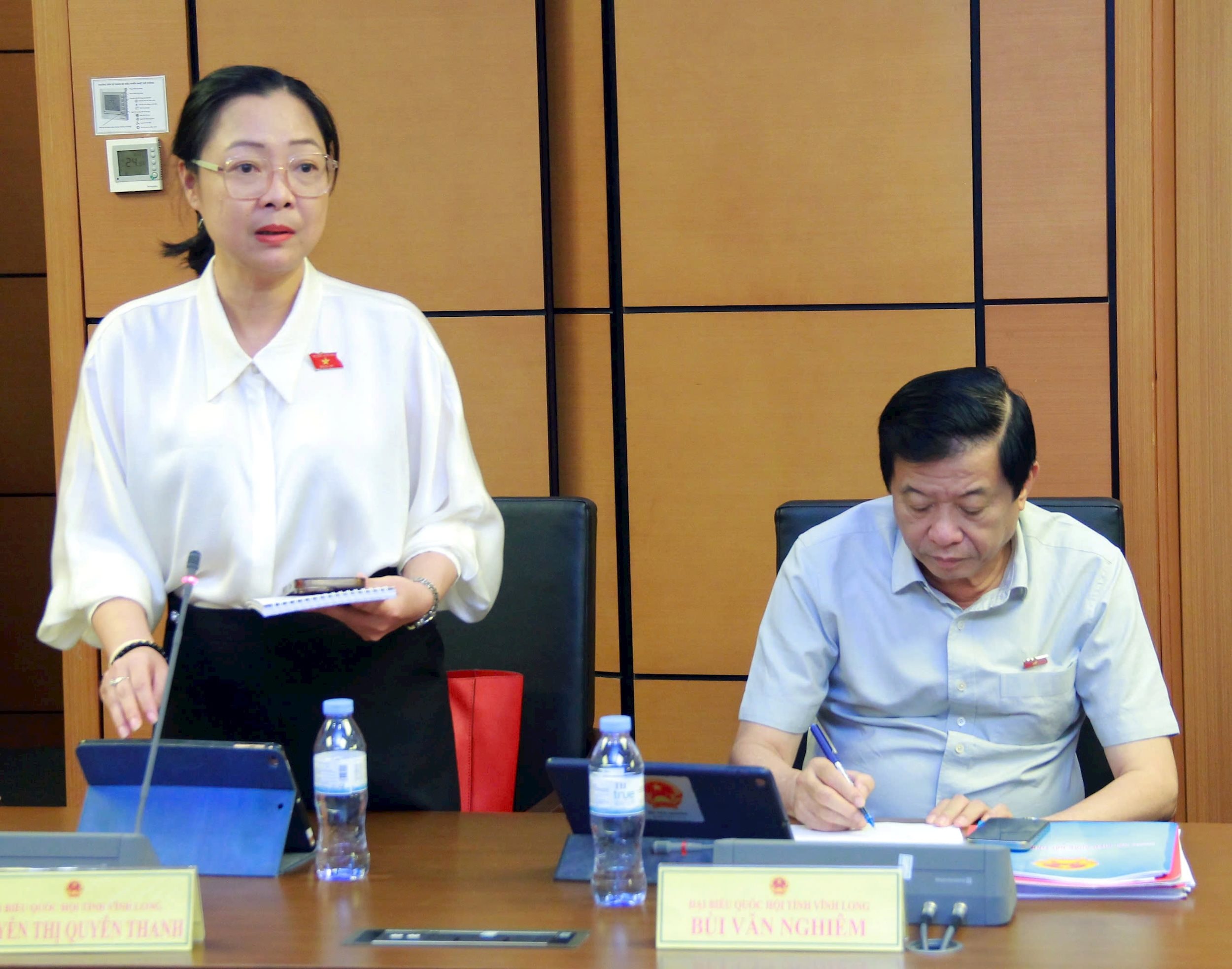 ĐBQH Nguyễn Thị Quyên Thanh (Vĩnh Long) phát biểu ý kiến thảo luận tại tổ chiều 21/5. Ảnh: