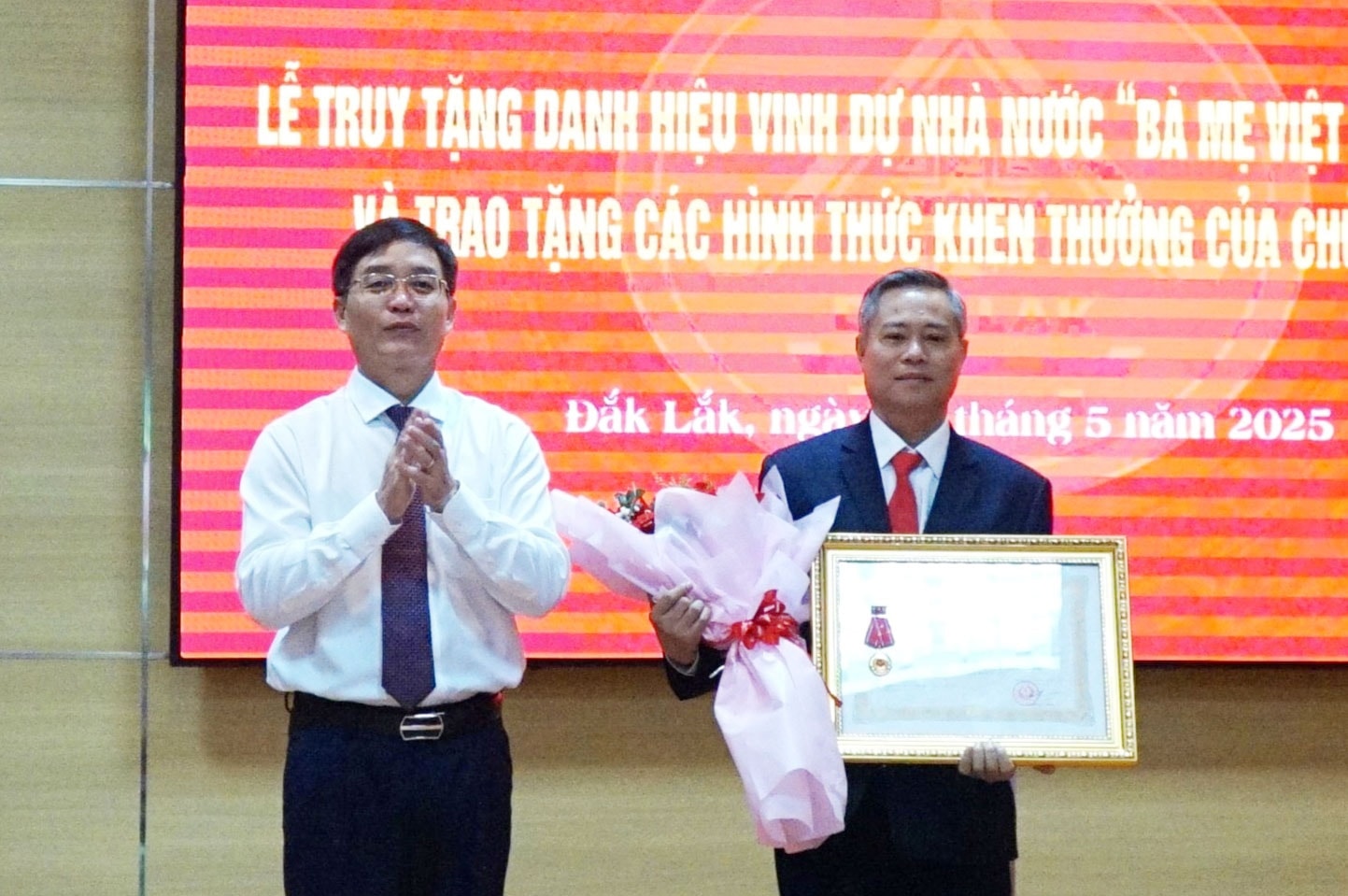 Thừa ủy quyền của Chủ tịch nước, Ủy viên Trung ương Đảng, Bí thư Tỉnh ủy Đắk Lắk Nguyễn Đình Trung trao Huân chương Lao động hạng Nhất cho Công ty TNHH MTV Xổ số kiến thiết Đắk Lắk