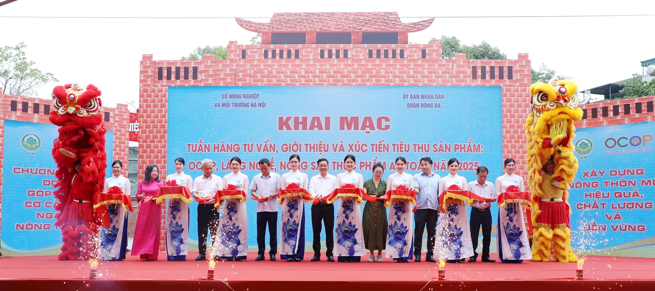 Các đại biểu cắt băng khai mạc tuần hàng
