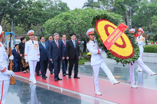 The leaders pay tribute to fallen soldiers at the monument dedicated war heroes and martyrs on Bac Son street. (Photo: VNA) vna-potal-lanh-dao-dang-va-nha-nuoc-den-dat-vong-hoa-tuong-niem-cac-anh-hung-liet-si-8040181.jpg