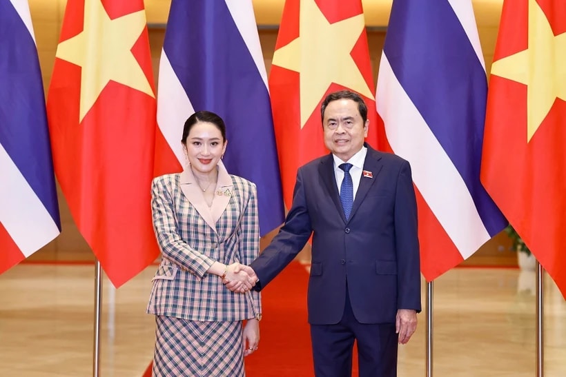 National Assembly Chairman Tran Thanh Man (R) welcomes Thai Prime Minister Paetongtarn Shinawatra in Hanoi on May 15. (Photo: VNA)