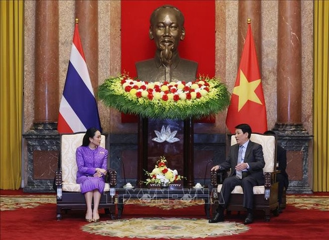 The meeting between Vietnamese President Luong Cuong and Thai Prime Minister Paetongtarn Shinawatra in Hanoi on May 16. (Photo: VNA) vietnamese-president-welcomes-thai-prime-minister-2.jpg