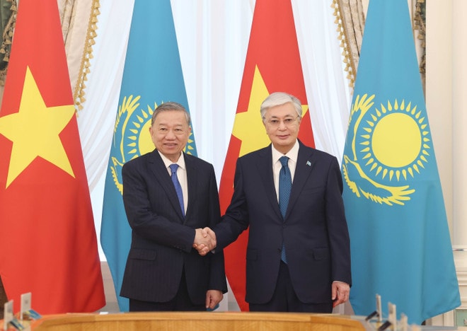 The two leaders have agreed to upgrade the Vietnam-Kazakhstan ties to a Strategic Partnership. (Photo: VNA) vna-potal-tong-thong-kazakhstan-don-va-hoi-dam-voi-tong-bi-thu-to-lam-8015370-2.jpg