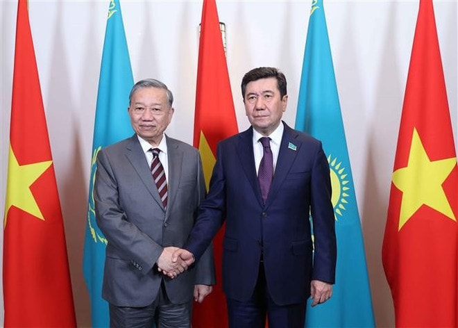 General Secretary of the Communist Party of Vietnam Central Committee To Lam (L) met with Yerlan Koshanov, Speaker of the Mazhilis - the lower house of Kazakhstan’s parliament, who is also Chairman of the ruling Amanat Party. (Photo: VNA) vna-potal-tong-bi-thu-to-lam-hoi-kien-chu-tich-ha-vien-kazakhstan-8016316.jpg