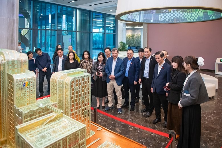 Đoàn giám sát nghe giới thiệu về Tập đoàn FPT