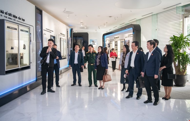 Đoàn giám sát tham quan Bảo tàng số của Viettel