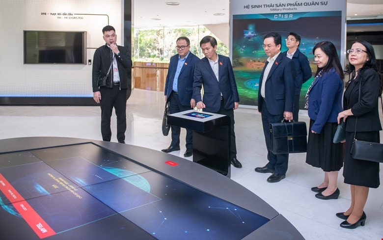 Đoàn giám sát tìm hiểu các sản phẩm, thị trường hoạt động của Tập đoàn Viettel