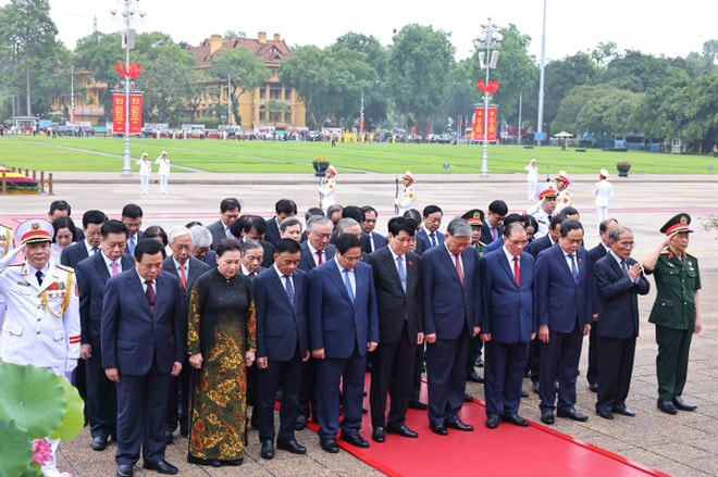 They express their profound respect for President Ho Chi Minh’s tremendous contributions to the revolutionary cause. (Photo: VNA) vna-potal-doan-dai-bieu-lanh-dao-dang-nha-nuoc-vao-lang-vieng-chu-tich-ho-chi-minh-8040149.jpg