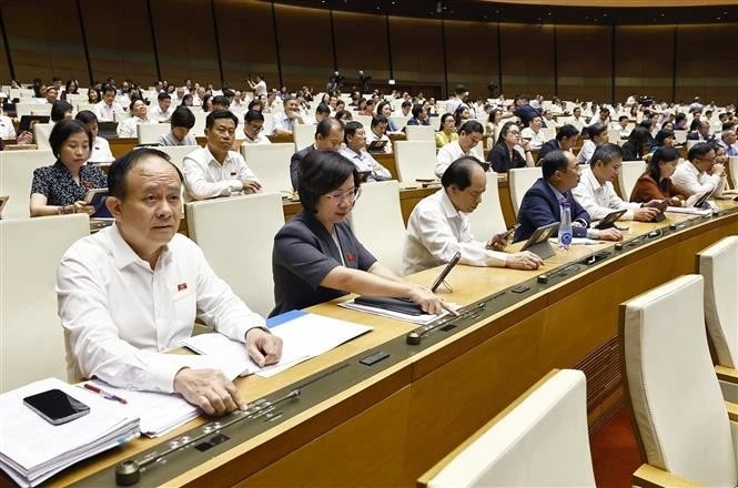 National Assembly deputies vote to adopt a resolution on amending and supplementing several articles of the 2013 Constitution on May 5. (Photo: VNA)