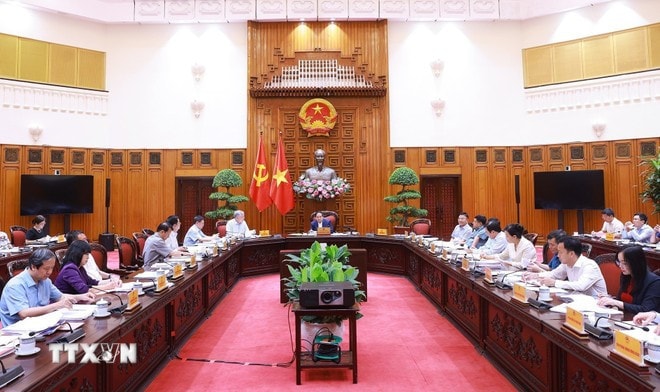 PM chairs a meeting to draft resolutions on breakthroughs in health care, education. (Photo: VNA) thuong-truc-chinh-phu-thao-luan-ve-phat-trien-giao-duc-va-cham-soc-suc-khoe-nhan-dan-17-2.jpg