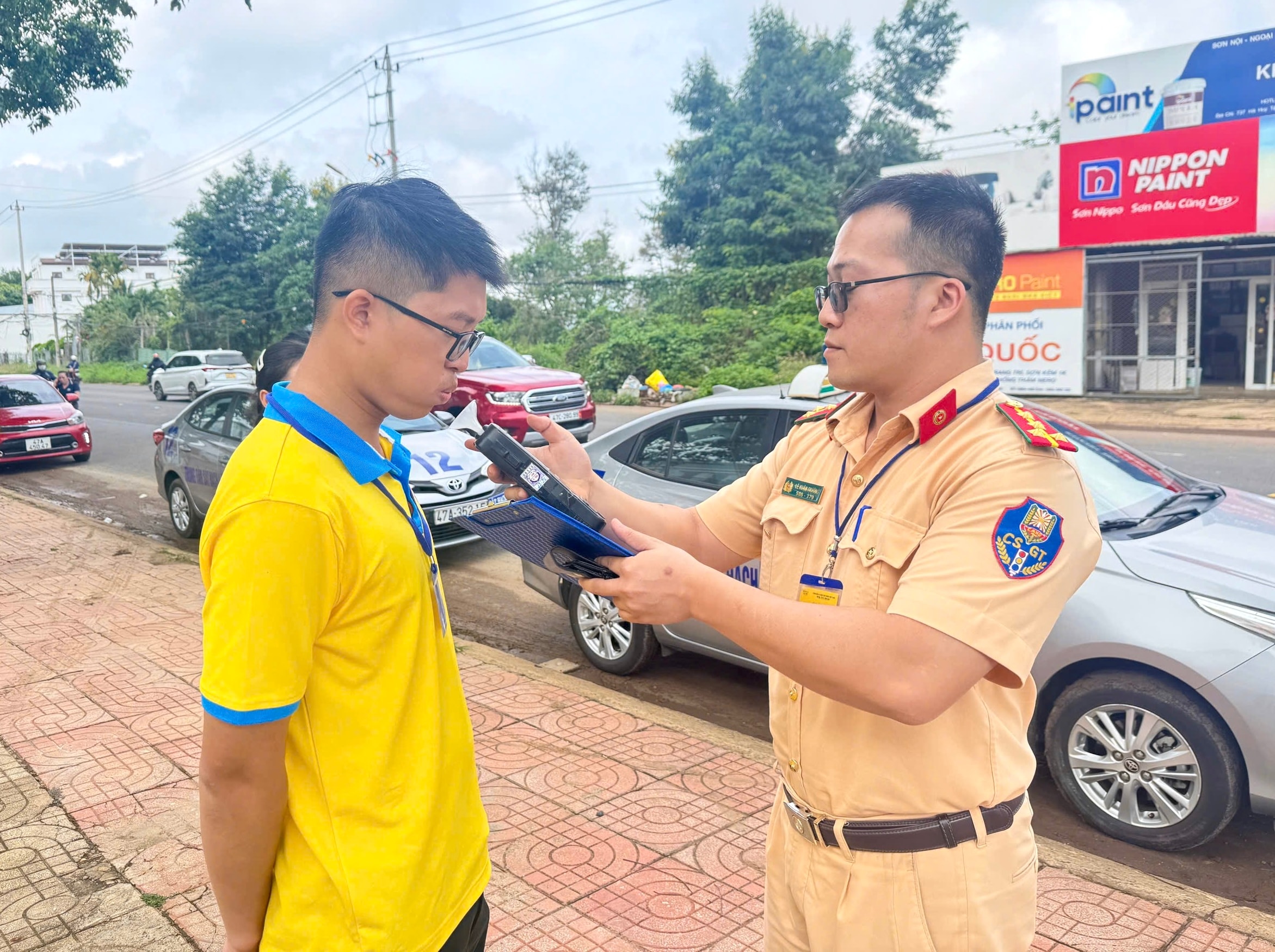 Lực lượng Cảnh sát giao thông kiểm tra nồng độ cồn trước phần thi thực hành