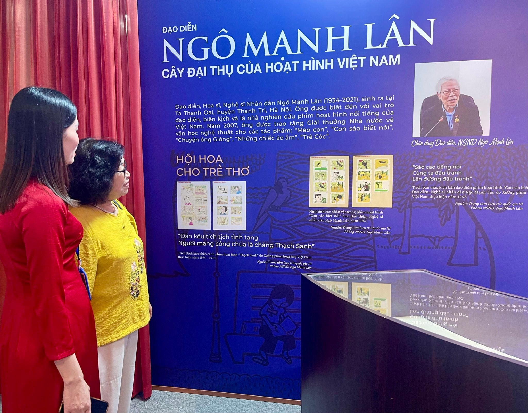 Giới thiệu sự nghiệp sáng tác của NSND Ngô Mạnh Lân tại triển lãm “Tài liệu lưu trữ cá nhân”. Ảnh: HS