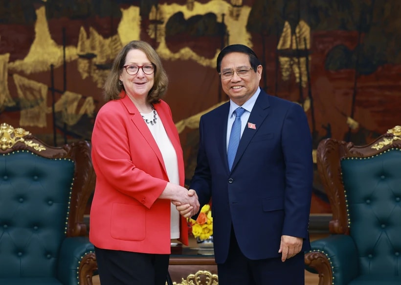 Prime Minister Pham Minh Chinh (R) receives Chair of the US-China Economic and Security Review Commission Reva Price in Hanoi on May 7. (Photo: VNA)