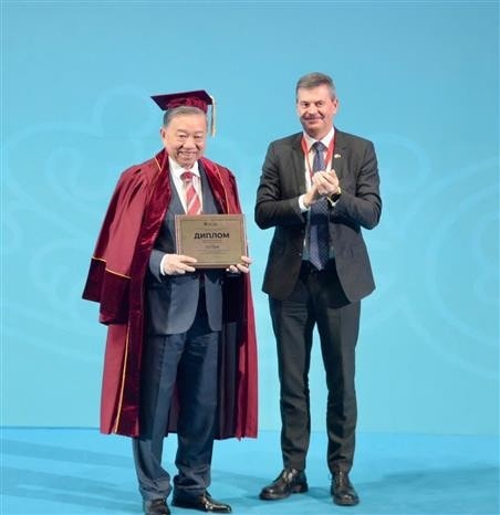 RANEPA Rector Alexey Gennadievich Komissarov presents the academy's party-leader-addresses-ranepa-2.jpg