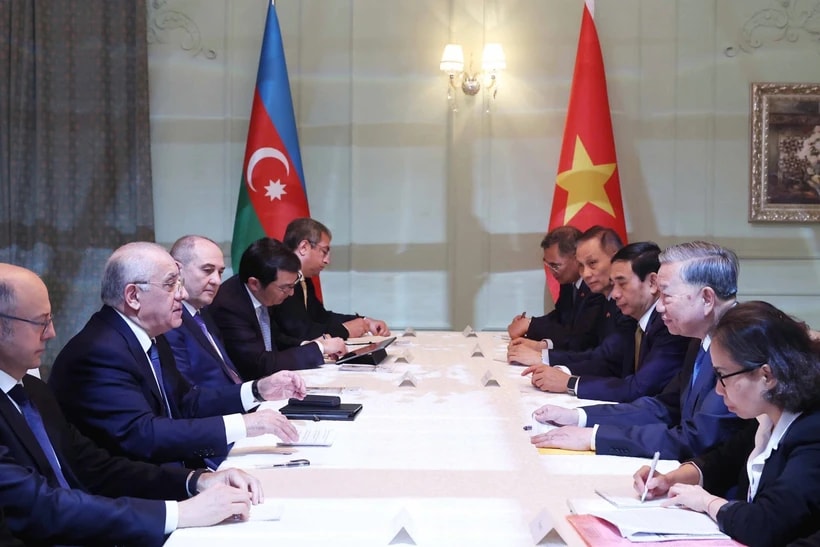 General Secretary of the Communist Party of Vietnam (CPV) Central Committee To Lam (second, right) meets with Prime Minister of Azerbaijan Ali Asadov (second, left). (Photo: VNA)