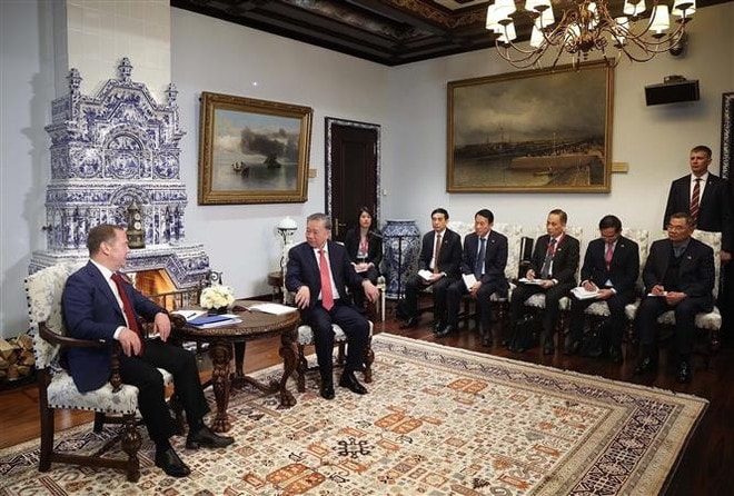 The meeting between General Secretary of the Communist Party of Vietnam (CPV) To Lam and Dmitry Medvedev, Chairman of the United Russia Party (URP) and Deputy Chairman of the Security Council of Russia, in Moscow on May 9. (Photo: VNA) The meeting between General Secretary of the Communist Party of Vietnam (CPV) To Lam and Dmitry Medvedev, Chairman of the United Russia Party (URP) and Deputy Chairman of the Security Council of Russia, in Moscow on May 9. (Photo: VNA)