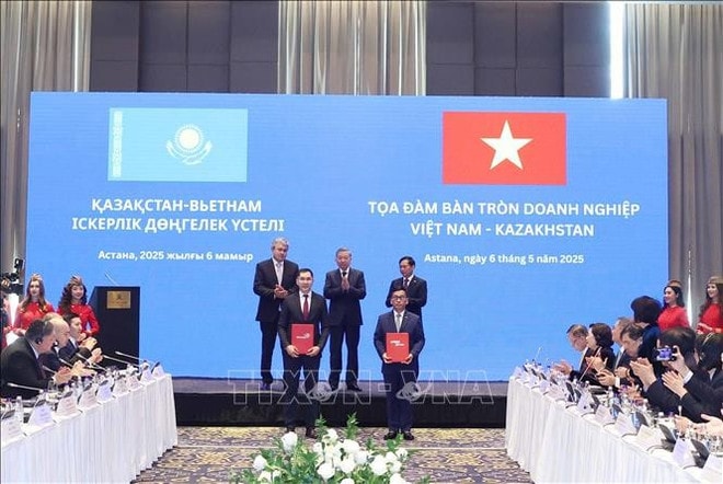 On this occasion, General Secretary Lam, Deputy PM of Kazakhstan Kosherbayev, and Vietnamese Deputy Prime Minister and Foreign Minister Bui Thanh Son witness the exchange of a business franchise agreement between Vietjet Air and Qazaq Air. (Photo: VNA) vj-kha.jpg