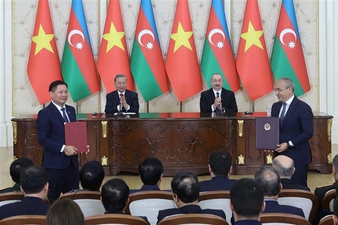 General Secretary of the Communist Party of Vietnam Central Committee To Lam and President of Azerbaijan Ilham Aliyev witness the exchange of the MoU between Binh Son Refining and Petrochemical JSC of Vietnam and the Ministry of Economy of Azerbaijan on the long-term supply of crude oil to Dung Quat Refinery which is operated by Binh Son. (Photo: VNA) lam4.jpg