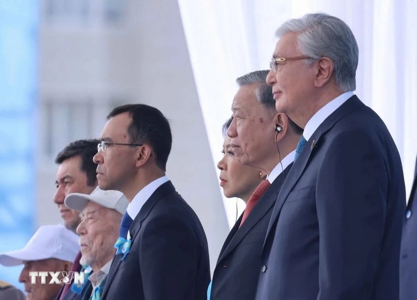 Party General Secretary To Lam (second from right) and President of Kazakhstan Kassym-Jomart Tokayev (first from right) attend the parade. (Photo: VNA)