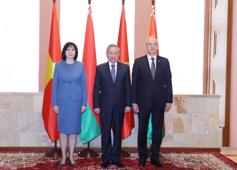 Party General Secretary To Lam (centre), Speaker of the Council of the Republic of the National Assembly Natalya Kochanova (L) and Chairman of the House of Representatives of NA Igor Sergeyenko (R) (Photo: VNA)