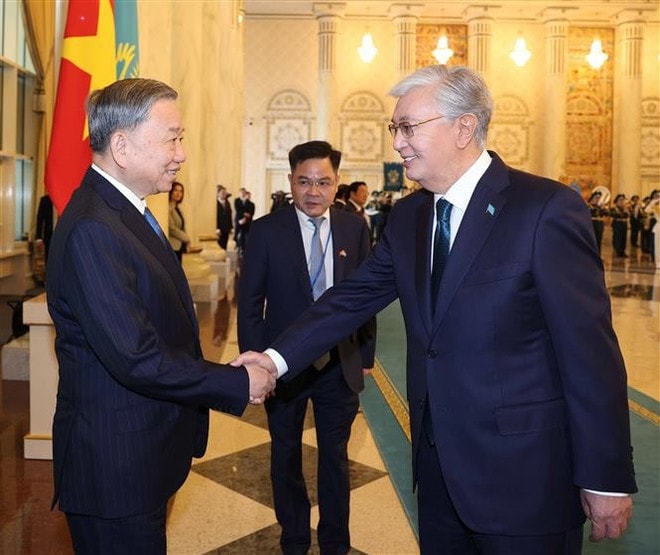 Kazakh President Kassym-Jomart Tokayev (R) welcomes Party General Secretary To Lam (Photo: VNA) to-lam-4.jpg