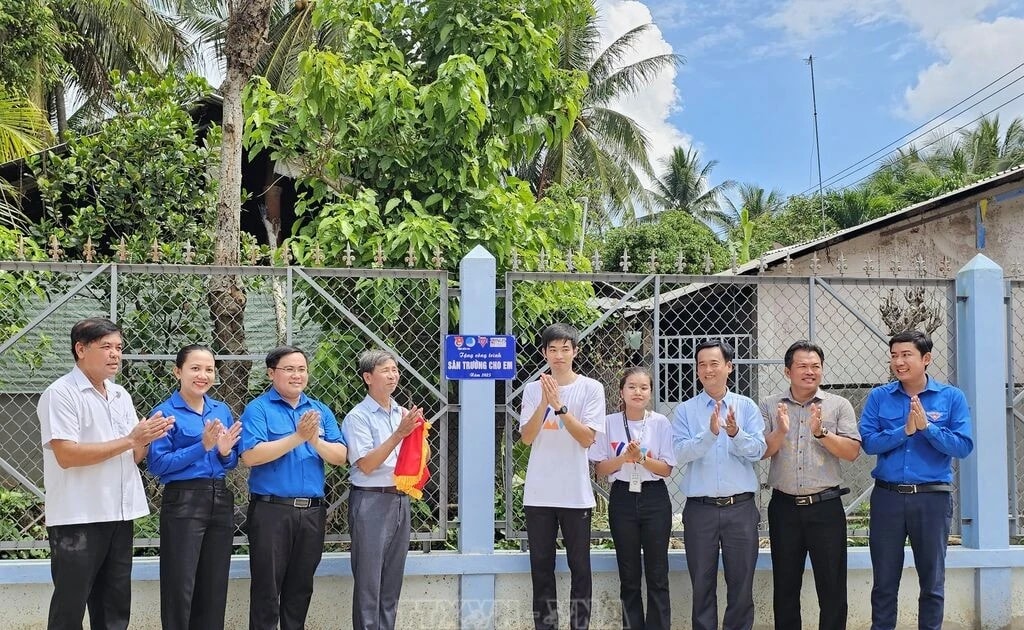 Singaporean students build a playground to support children in Ben Tre (Photo: VNA)