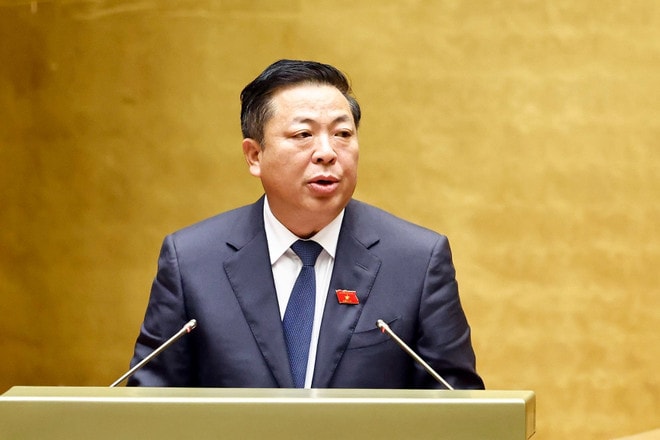 Minister of Construction Tran Hong Minh delivers the proposal of a resolution on piloting a number of special mechanisms and policies aimed at boosting the development of social housing at the National Assembly's 9th session on May 20. (Photo: VNA) bo-truong-bo-xay-dung-tran-hong-minh-thua-uy-quyen-cua-thu-tuong-chinh-phu-trinh-bay-to-trinh-du-thao-nghi-quyet-cua-quoc-hoi-ve-thi-diem-ve-mot-so-co-che-chinh-sach-dac-thu-phat-trien-nha-o-xa-hoi-anh-doan-tan.jpg