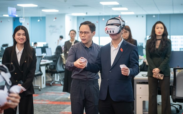 Phó Chủ nhiệm Ủy ban Văn hóa và Xã hội Lâm Văn Đoan trải nghiệm “trợ lý robot ảo” akaBot của Tập đoàn FPT