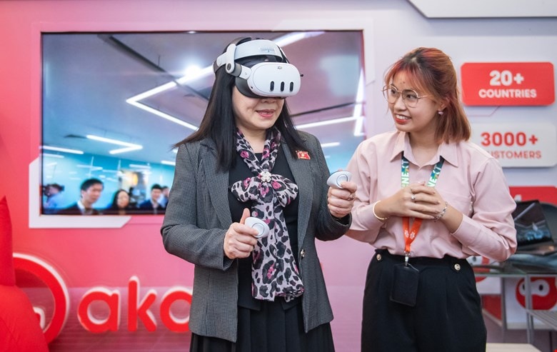 Phó Chủ nhiệm Ủy ban Văn hóa và Xã hội Nguyễn Thị Mai Hoa trải nghiệm “trợ lý robot ảo” akaBot của Tập đoàn FPT1