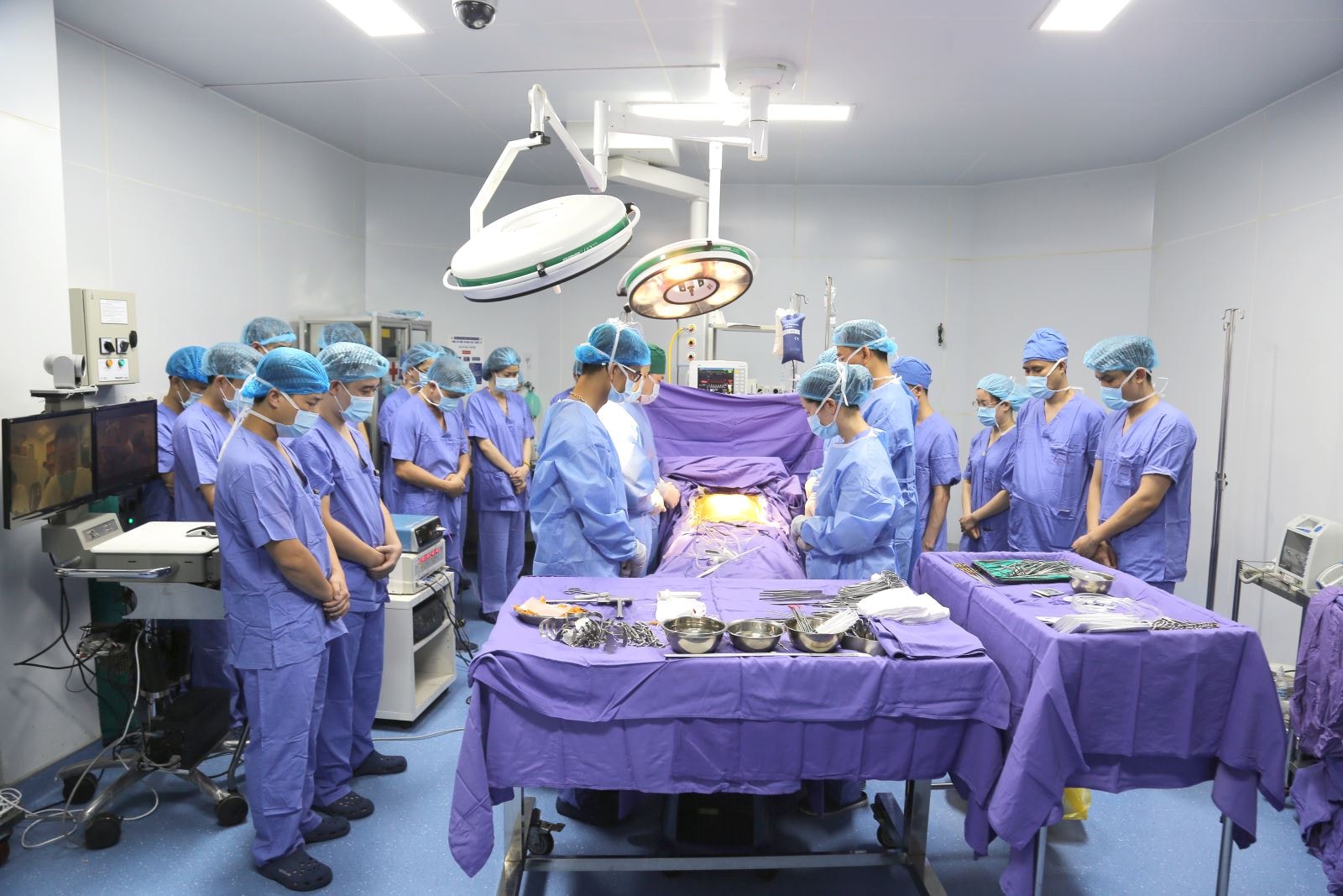 Các bác sĩ của Bệnh viện Đa khoa tỉnh Quảng Ninh và Bệnh viện Hữu nghị Việt Đức dành một phút tri ân, mặc niệm để cảm ơn người hiến tạng. Ảnh: BVCC