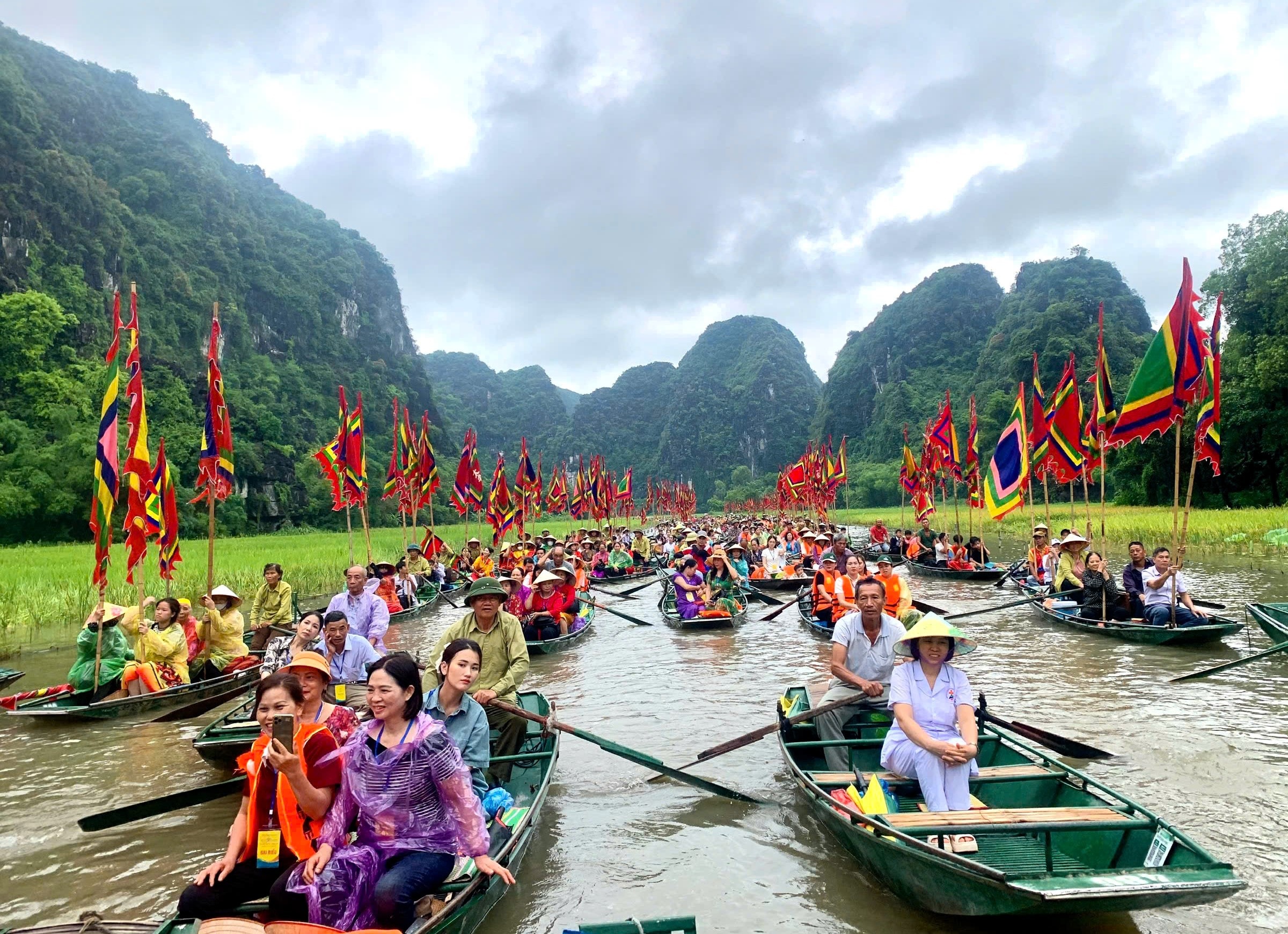 Khách tham quan Tam Cốc