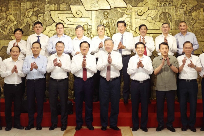 Party General Secretary To Lam and other delegates. (Photo: VNA) to-lam-3.jpg