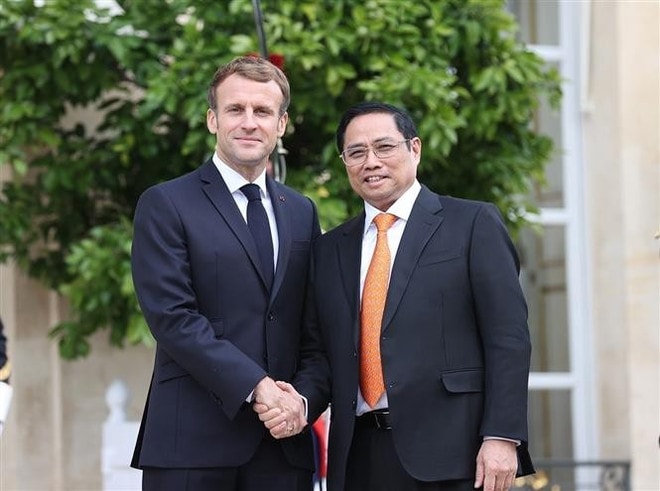 As part of his official visit to France, on November 4, 2021, Prime Minister Pham Minh Chinh meets with President Emmanuel Macron. (Photo: VNA) vietnam-france-2.jpg
