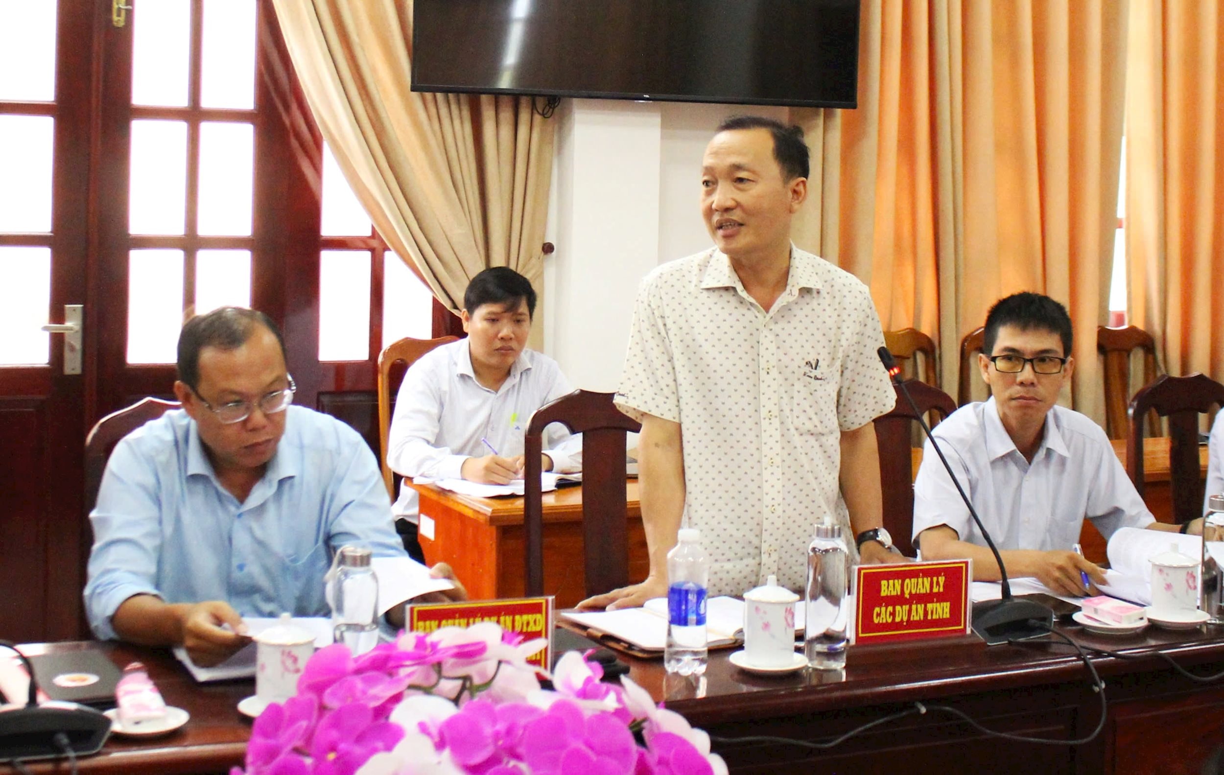 Đại diện Ban Quản lý các dự án tỉnh Vĩnh Long phát biểu tại cuộc làm việc. Ảnh: Hữu Tài