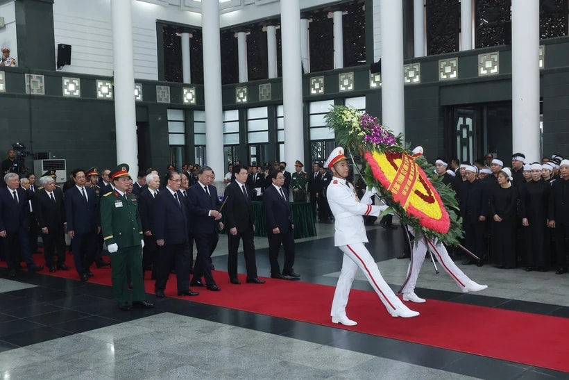 The delegation of the Central Committee of the Communist Party of Vietnam, led by General Secretary To Lam, pays tribute to former State President Tran Duc Luong. (Photo: VNA)