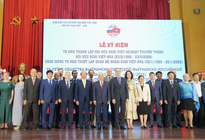 Delegate pose for a group photo at a ceremony to mark the 75th founding anniversary of the VRFA (May 23, 1950 – 2025) and Vietnam–Russia diplomatic relations (Photo: baochinhphu.vn) ky-niem.jpg