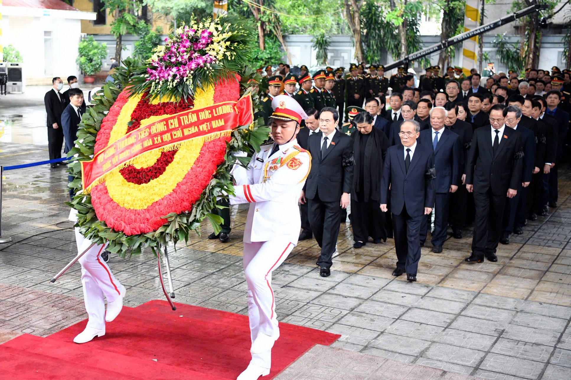Đoàn Đại biểu lãnh đạo Quốc hội, nguyên lãnh đạo Quốc hội vào viếng. Ảnh: Quang Khánh